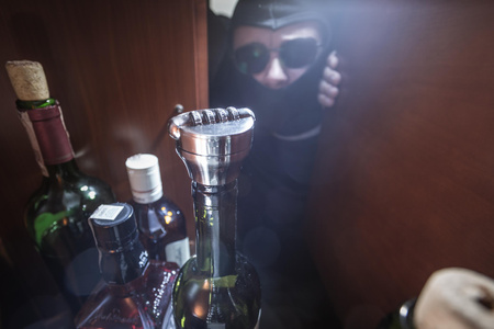 Strażnik wina - cyfrowy zamek na wino w metalowej puszce 