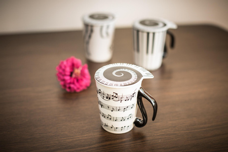 Kubek muzyka z pokrywką - UWERTURA